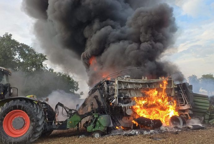Strohpresse in Vollbrand