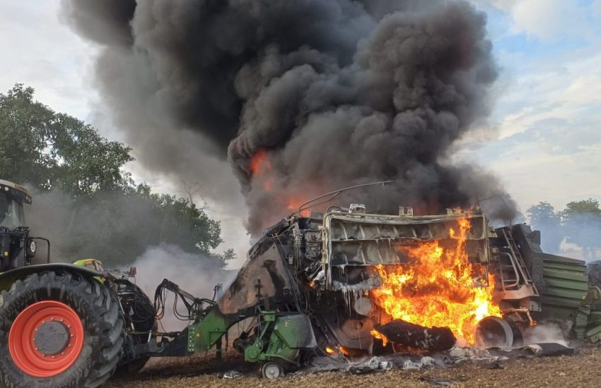 Strohpresse in Vollbrand